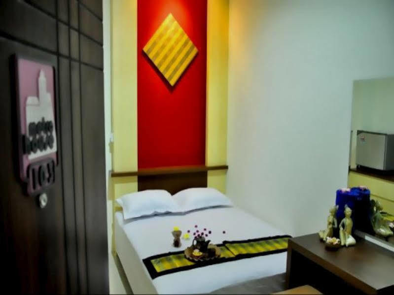 Metro House Hotel Surabaya Exterior foto