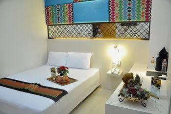 Metro House Hotel Surabaya Exterior foto